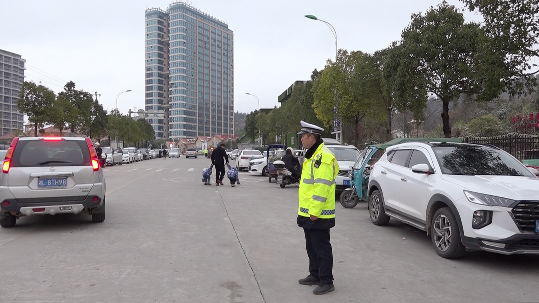 县交警大队为学校离校保驾护航