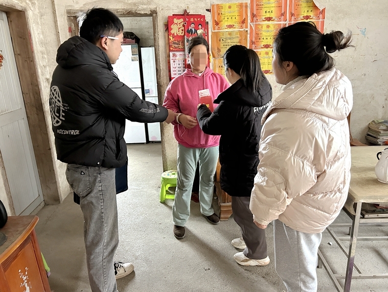 马桥镇：寒冬送温暖 关爱暖童心