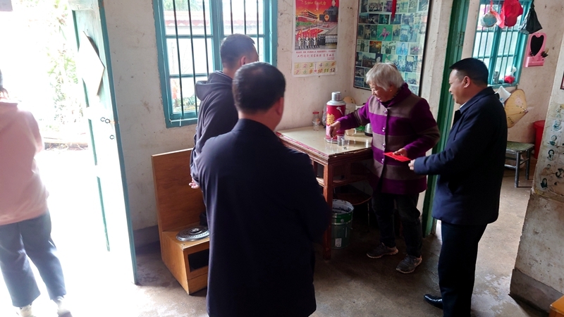 卢阳镇：情系退休老干部 新春慰问暖人心