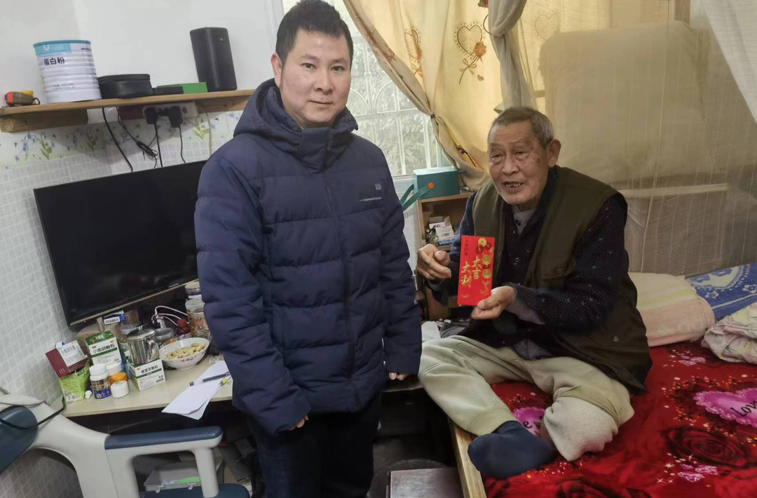 卢阳镇朝阳社区：岁末寒冬送关怀 走访慰问暖人心