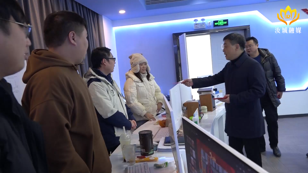 县领导到县融媒体中心看望慰问新闻工作者