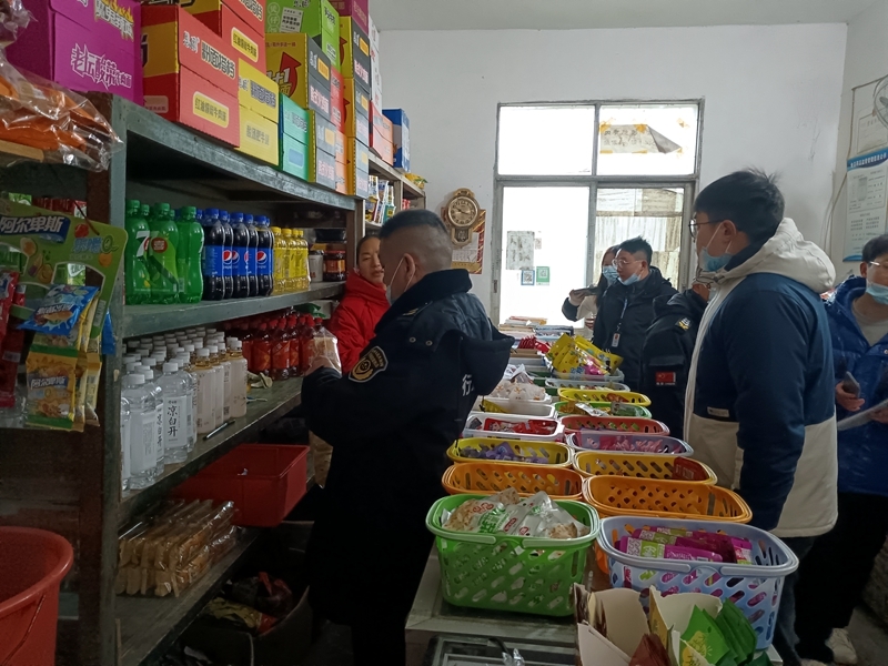泉水镇“开学季”开展食品“舌尖上的安全”利剑行动