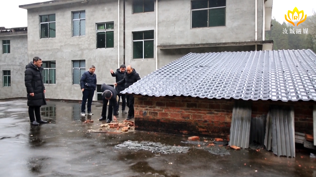 风雨无情人有情 齐心协力筑“新”顶