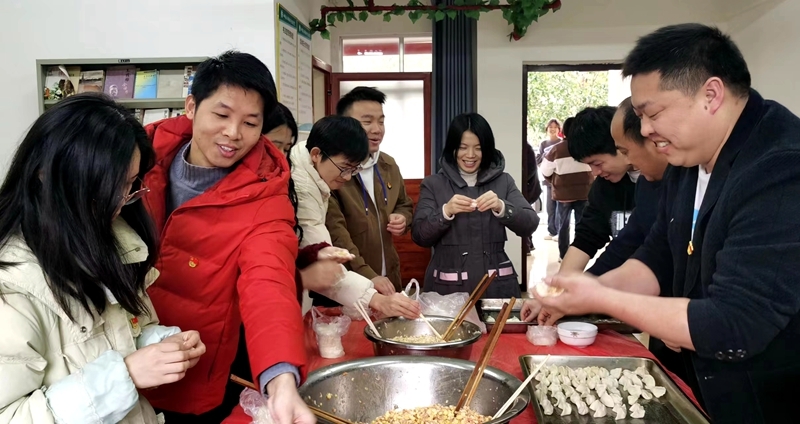 县第四中学走进敬老院开展学雷锋志愿活动