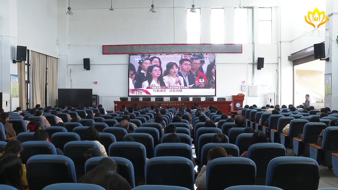 汝城思源红军小学组织收看全国人大代表王旭在 “代表通道”的采访发言