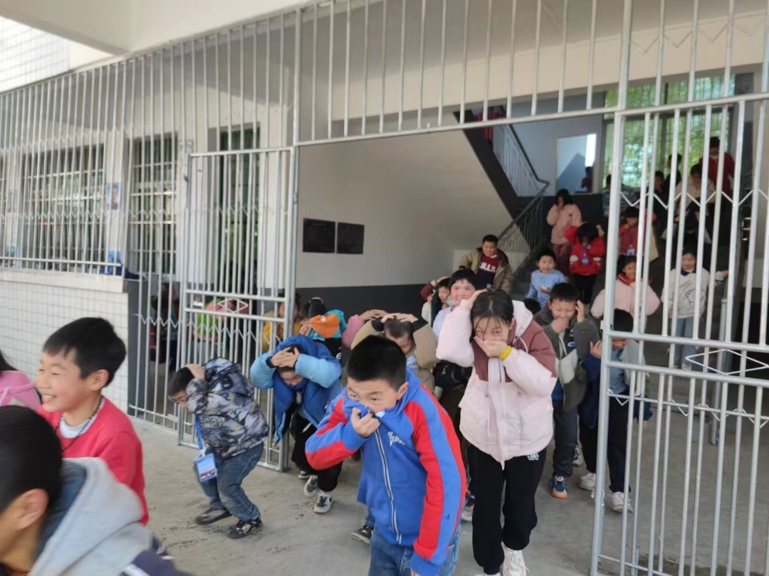 三江口瑶族镇开展学生应急演练活动