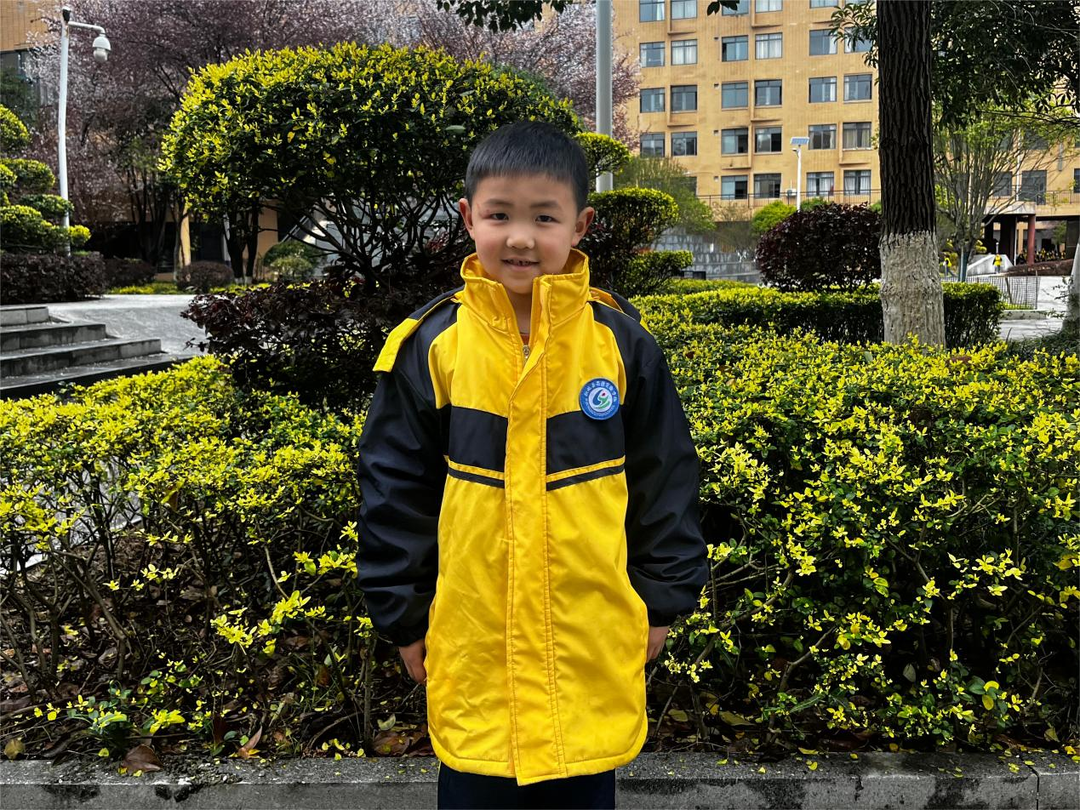 拾金不昧好少年  七岁儿童拾包归还
