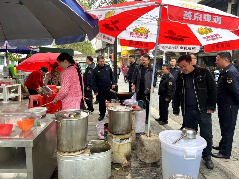 县城管局：“城警”联动合力整治市容“顽疾”