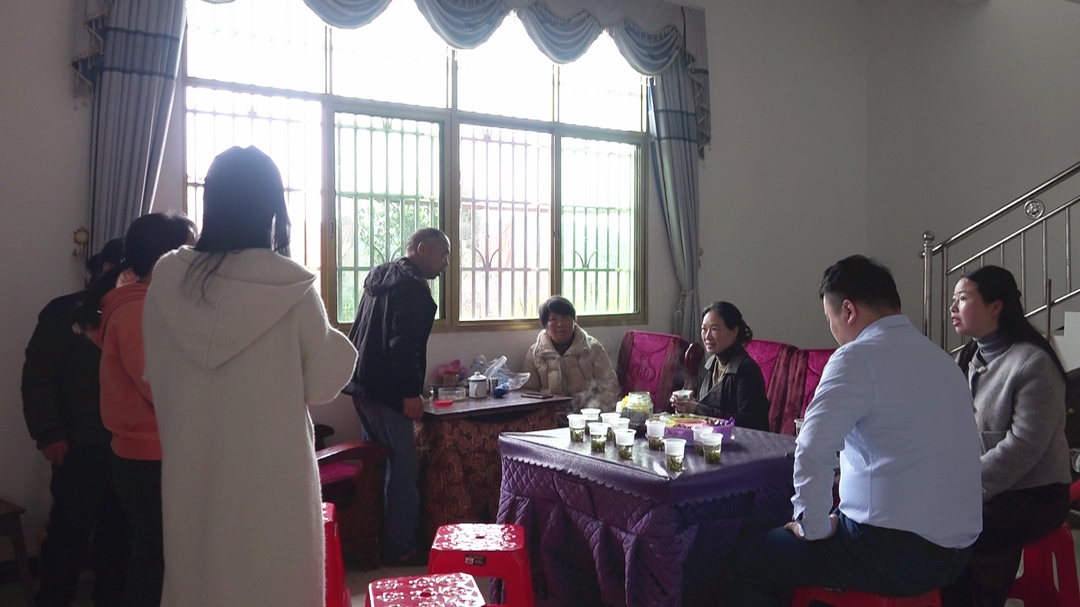 “两癌”慰问暖人心 巾帼行动见真情