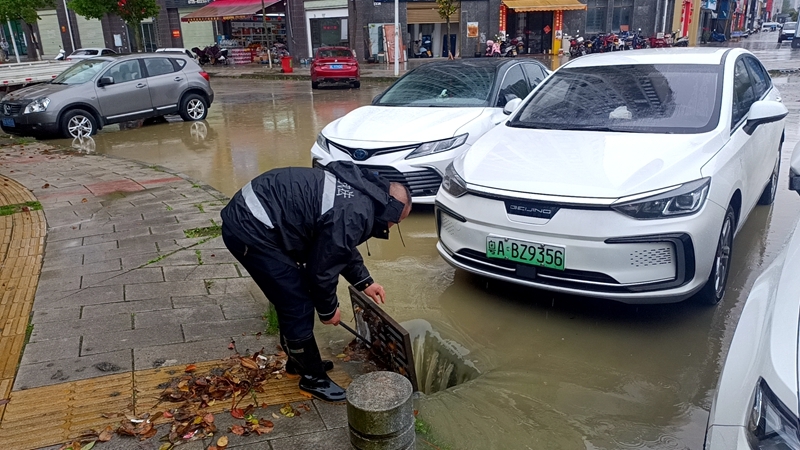 县城管局严阵以待应对强降雨