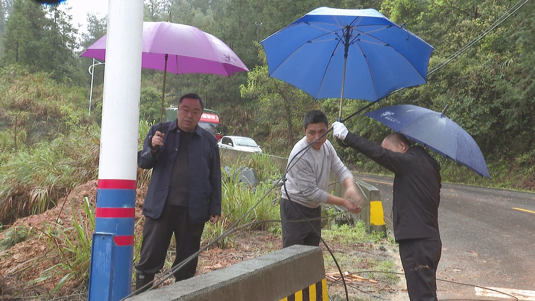冒雨公路抢险 保障群众出行安全