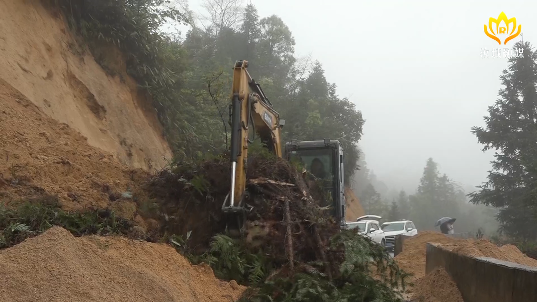 持续降雨致山体塌方 紧急清理保畅通