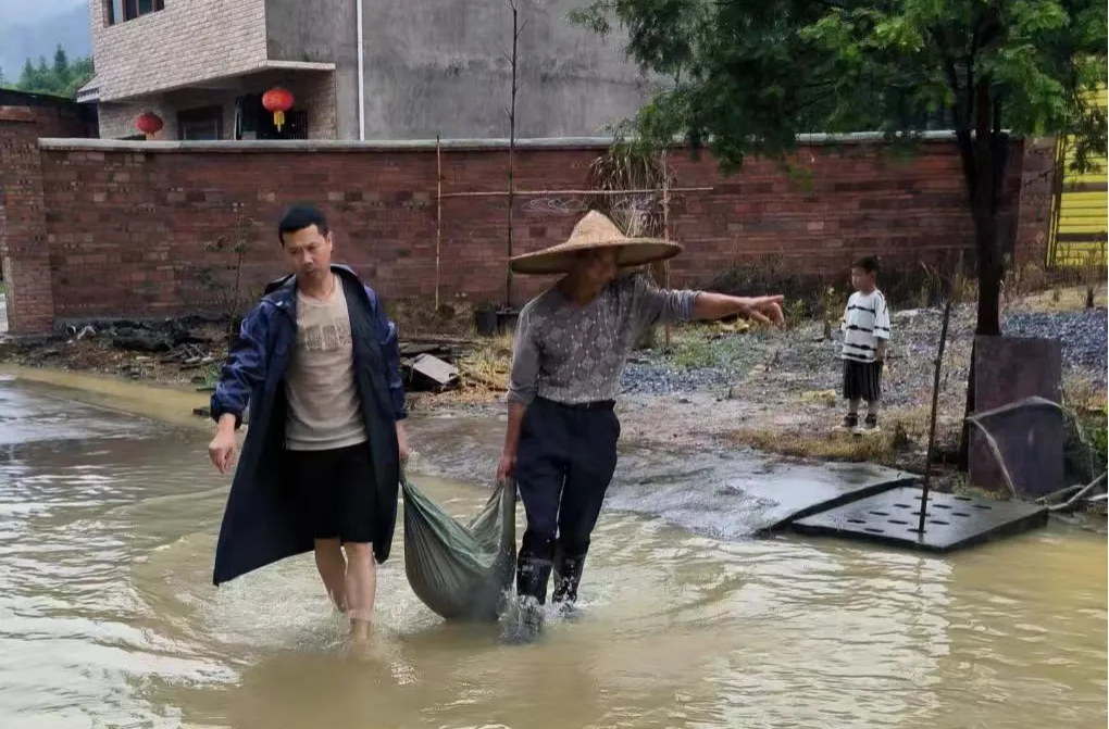 点赞！“兵支书”朱和明防汛冲锋在前 彰显军人本色