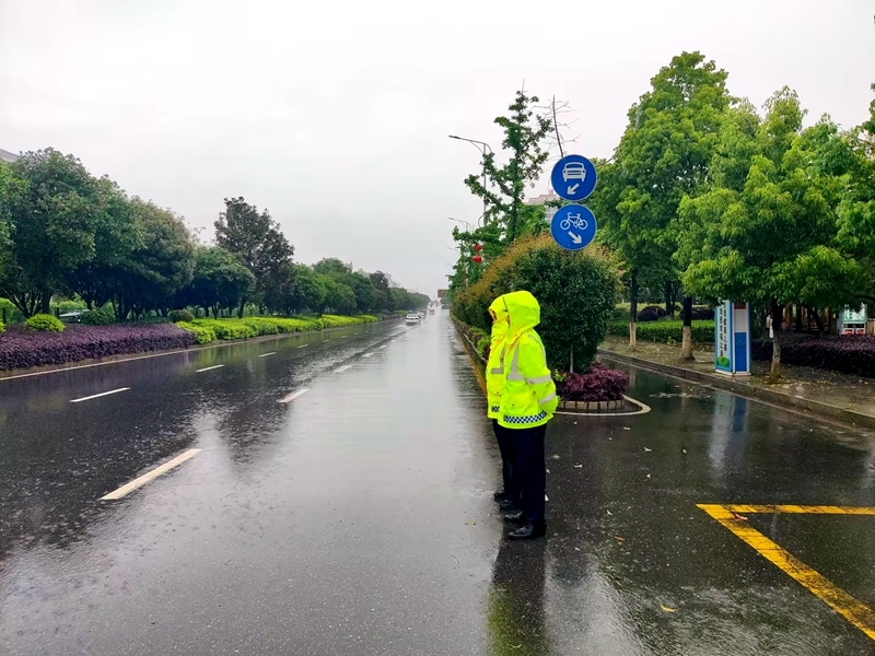 汝城：迎战暴雨 牢织交通安全防护网