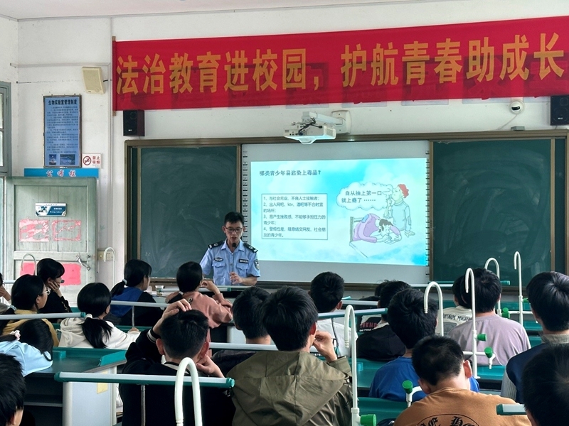热水镇开展法治宣传进校园活动