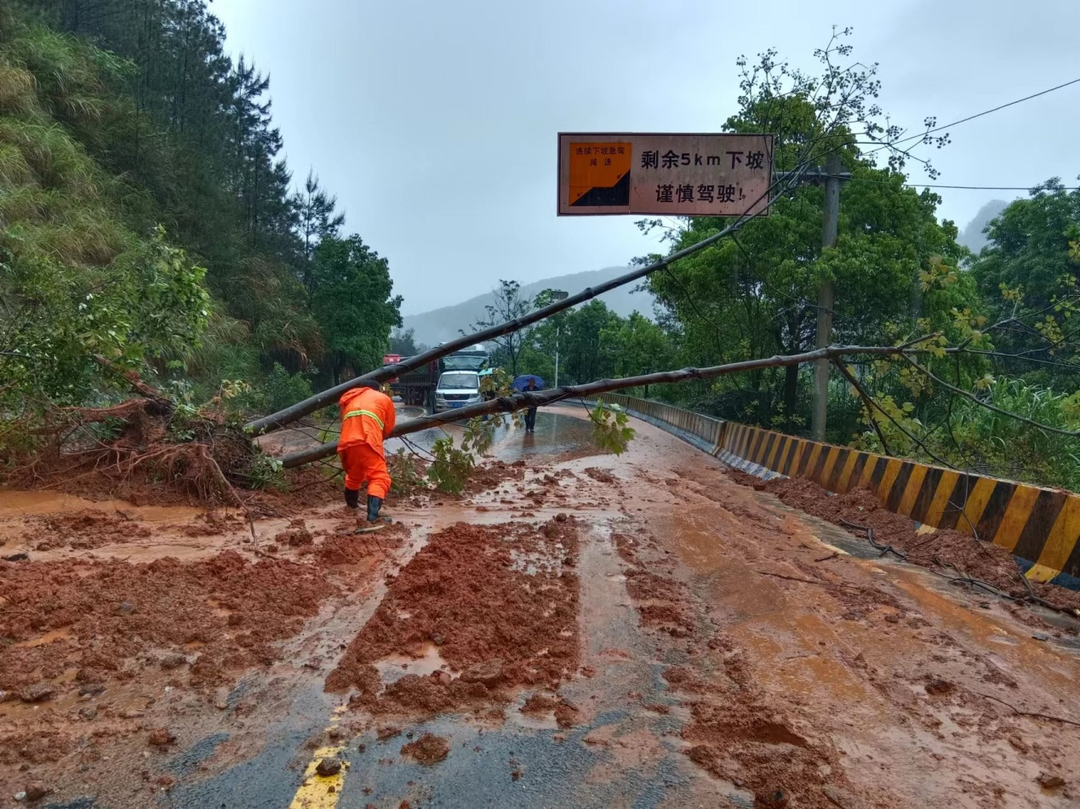 汝城县公路建设养护中心：1小时抢通受阻道路