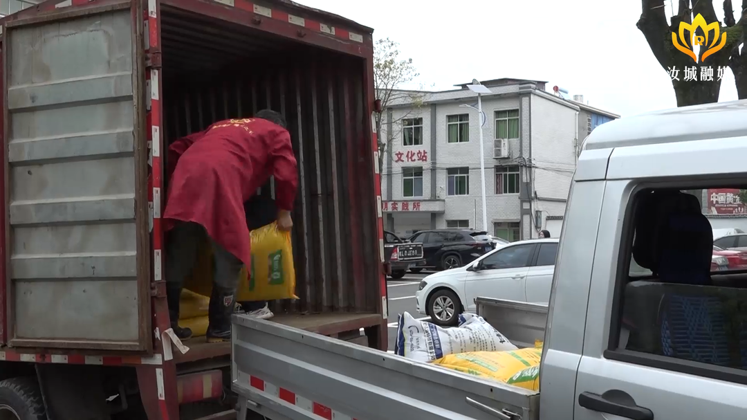 助力春耕生产 免费发放肥料