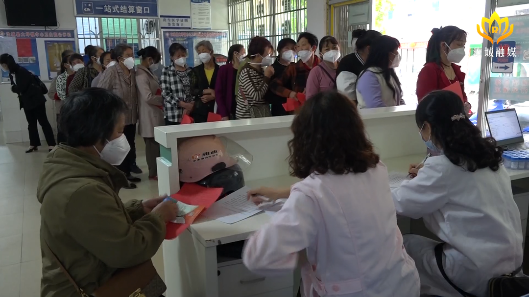 “两癌”筛查送下乡 关爱妇女送健康