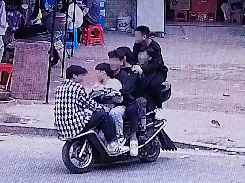汝城街头16岁少年一摩托载5人，这不酷是违法
