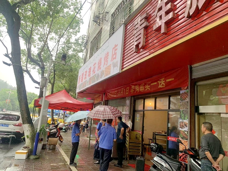 县城管局开展餐饮油烟治理