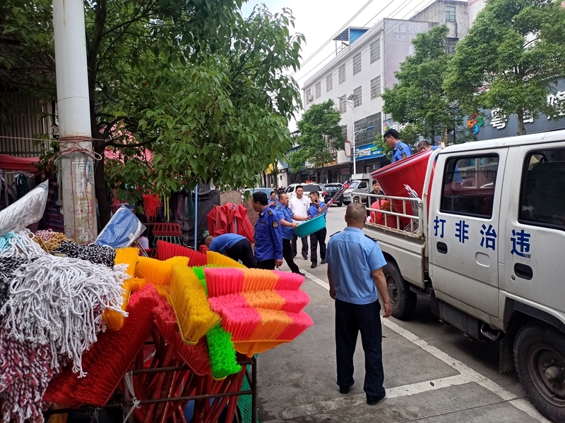 泉水镇：持续整治“马路市场”除隐患保畅通