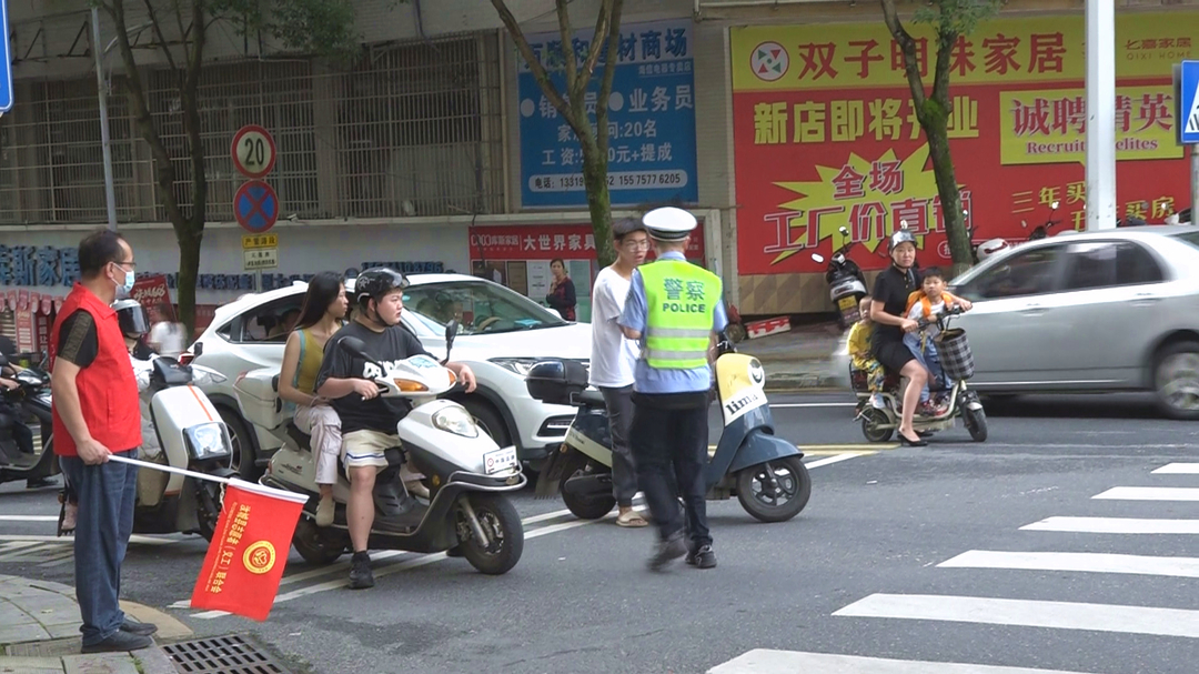 汝城交警站好“高峰岗” 全力疏导保畅通