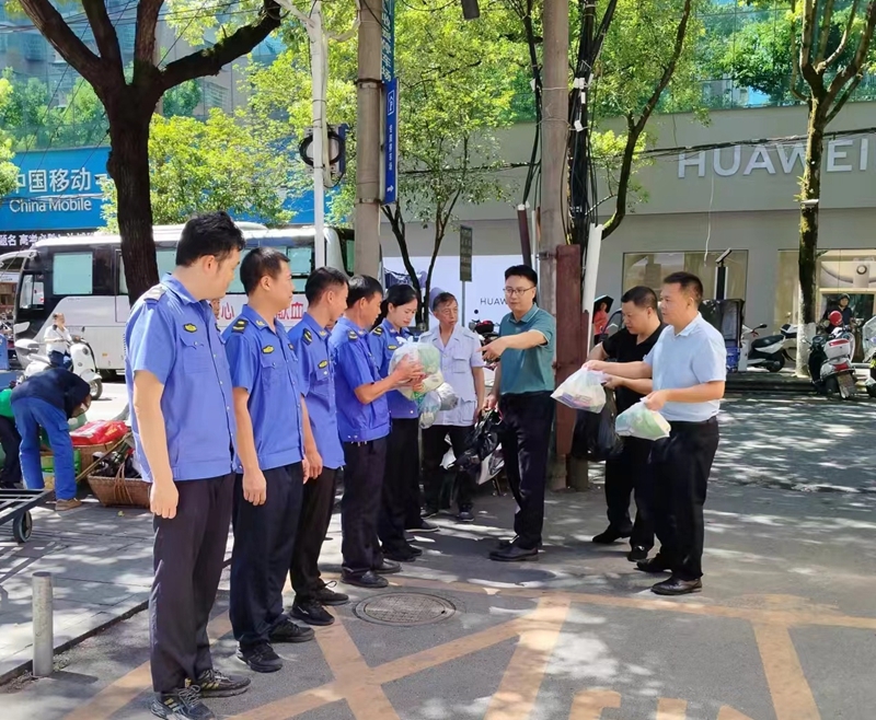县城管局：夏日送清凉 关爱沁人心