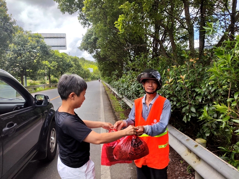 县公路部门开展夏日送清凉慰问活动