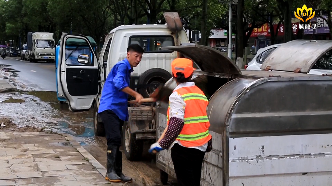 众志成城 防汛抗洪︱汝城环卫开展灾后“大扫除” 恢复整洁城市环境