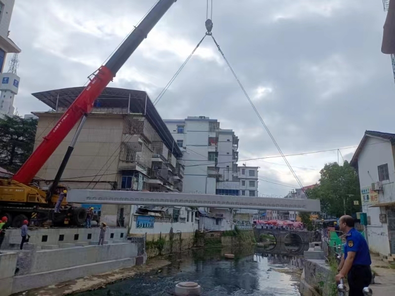县城管局：南门桥重建工程开始进行预制桥板安装作业