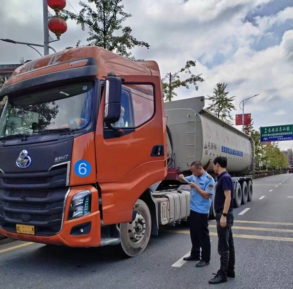 汝城：路警联合发力  精准打击遮挡号牌