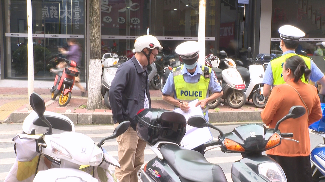 头盔“带”而不“戴” 汝城交警严查出行“头顶大事”
