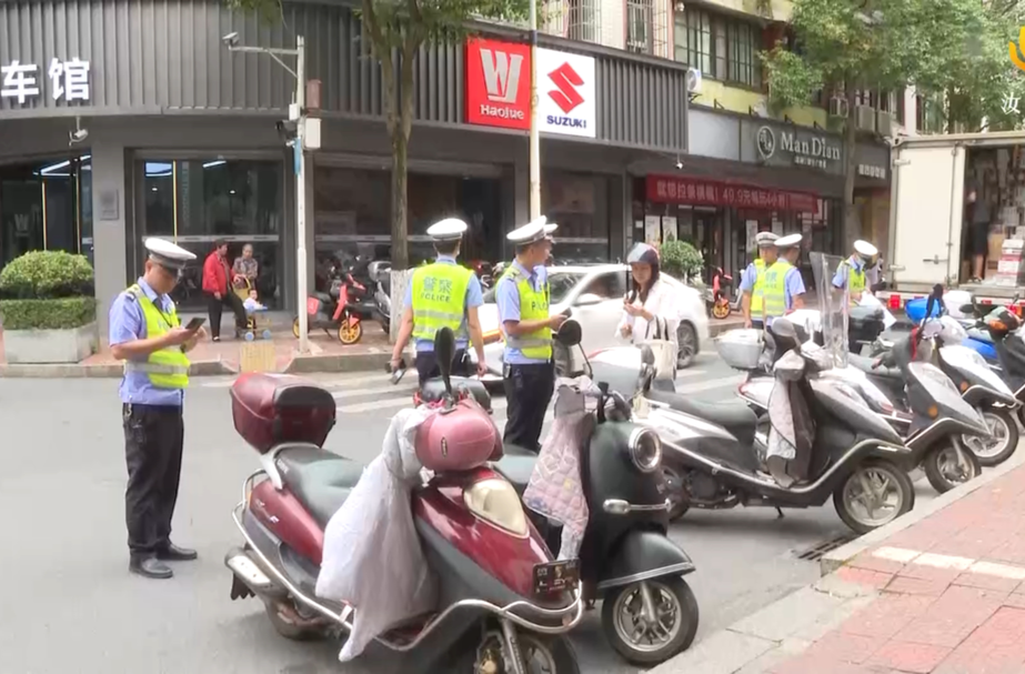 头盔“带”而不“戴” 汝城交警严查出行“头顶大事”