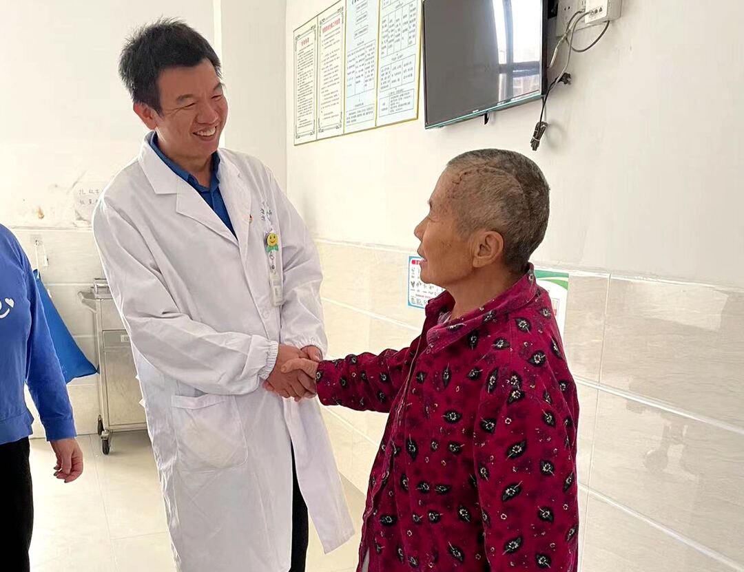 脑出血患者命悬一线 精心救治起死回生