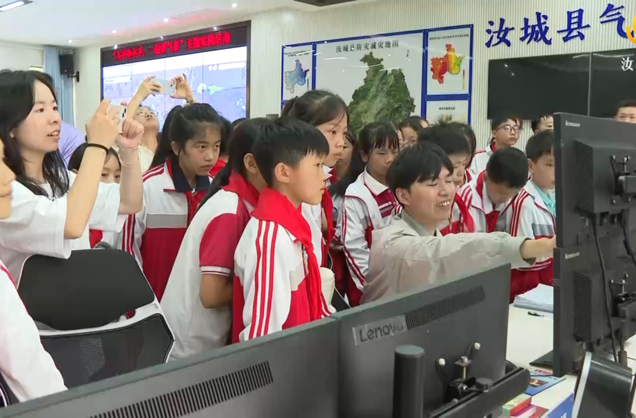 县第二完小学生走进县气象局 探索气象奥秘