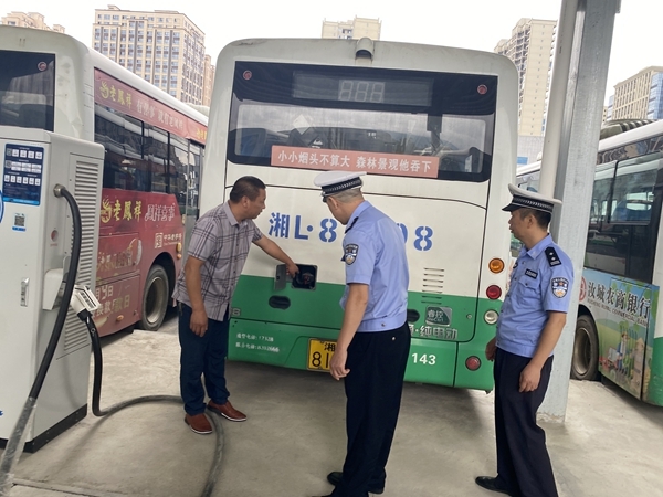 汝城：严查重点车辆 夯实道路交通安全“堡垒”