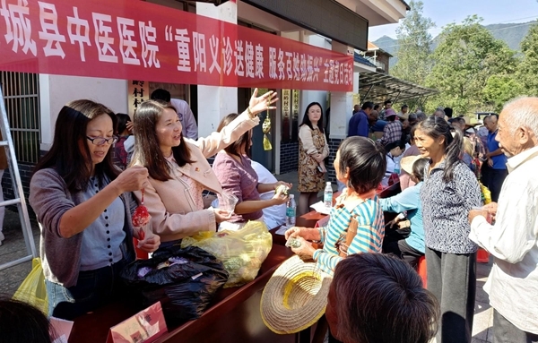 县中医医院：重阳情满淇岭村  共绘乡村振兴画卷