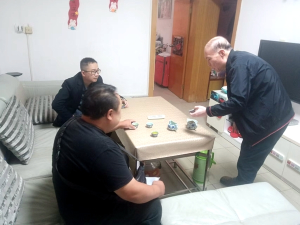 县城管局开展重阳节慰问走访活动