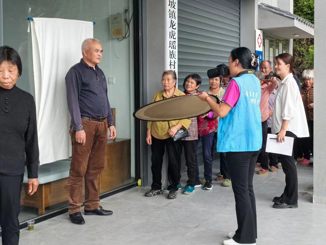 县新时代文明实践中心：公益摄影进乡村  用心定格最美瞬间