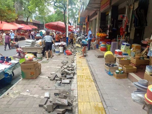 县城管局修复道路步道砖  持续推动巡察整改落地见效
