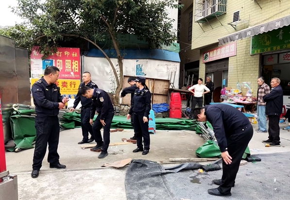 县城管局开展马路市场专项整治行动