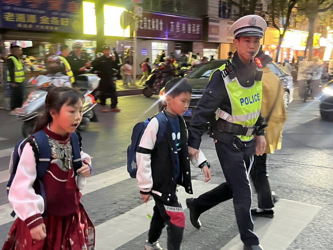 汝城：多警种、多部门联合开展“护学”和文明交通提升行动