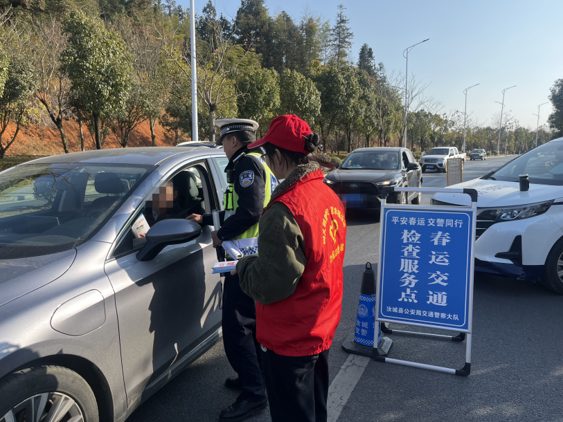 汝城交警全力护航 保春运路畅人安