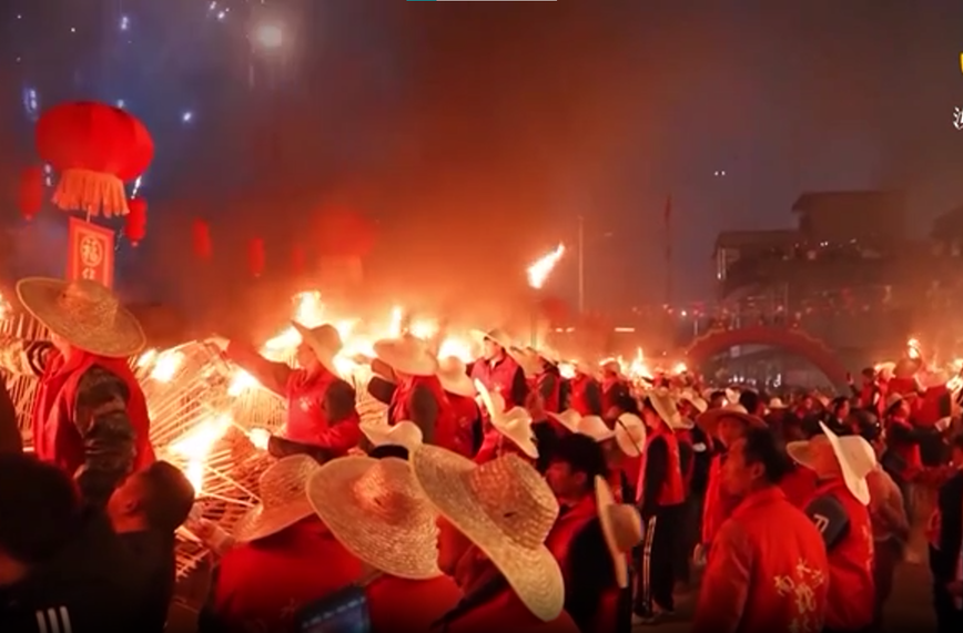 泉水镇：非遗香火龙“点亮”乡村夜