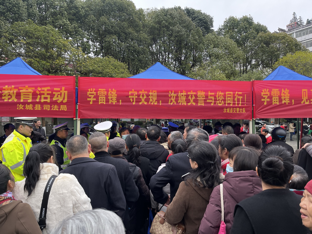 汝城交警:学雷锋送头盔，安全宣传进万家
