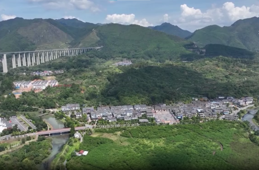 郴州职院学子传承红色精神 志愿服务暖沙洲