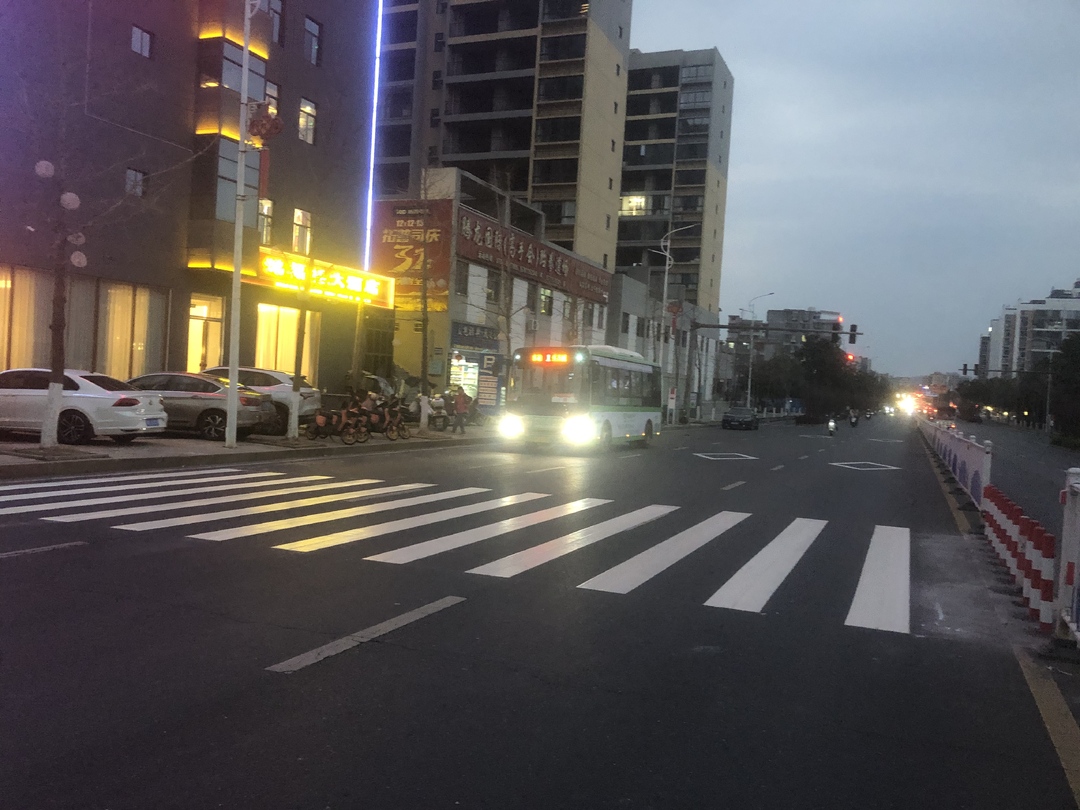 增设人行道解民忧  便民出行安全便捷