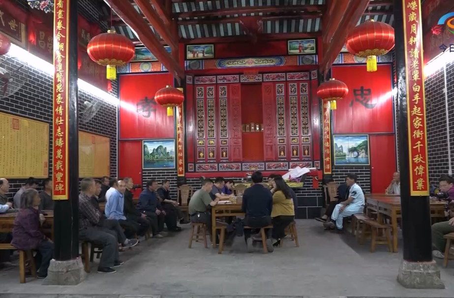 屋场会上微宣传 促进干群心连心