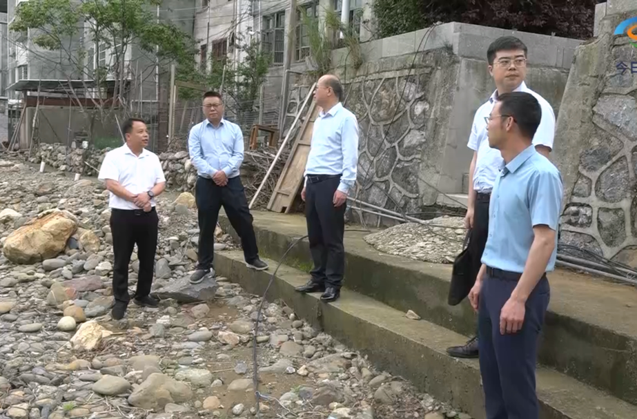 文建军开展“四下基层”调研地质灾害防治、农村污水处理、灾后重建成效等工作