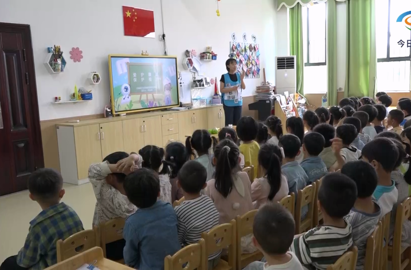 县妇幼保健院开展“爱眼日”系列宣传活动